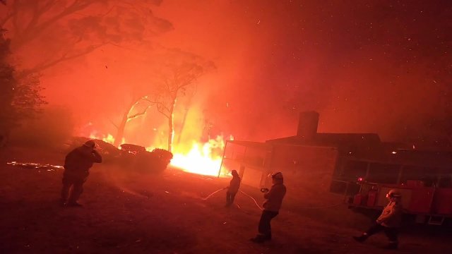 Australijscy strażacy ratujący domy. Niesamowity materiał GoPro.