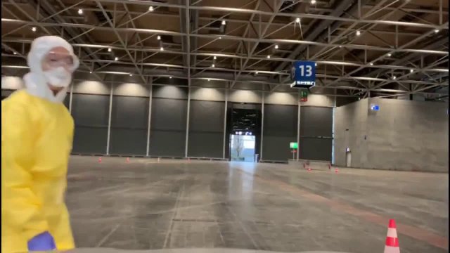 Film pokazujący jak wyglądają testy drive-through na COVID-19 w Niemczech