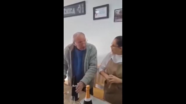 Dziadek pokazał dziewczynie jak TO się robi!