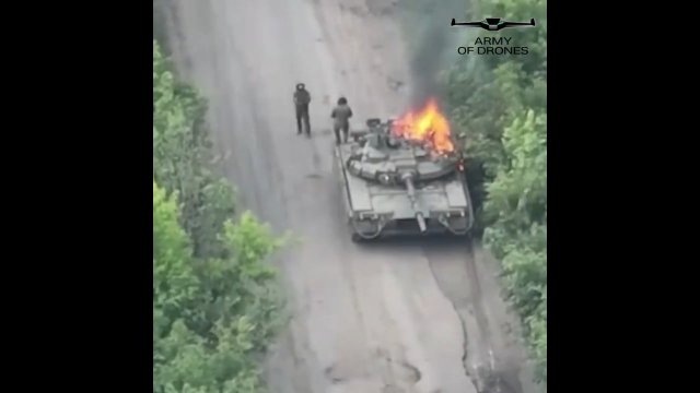 Ukraiński dron kamikadze uderzył w rosyjski czołg. Załoga nie zdążyła się oddalić
