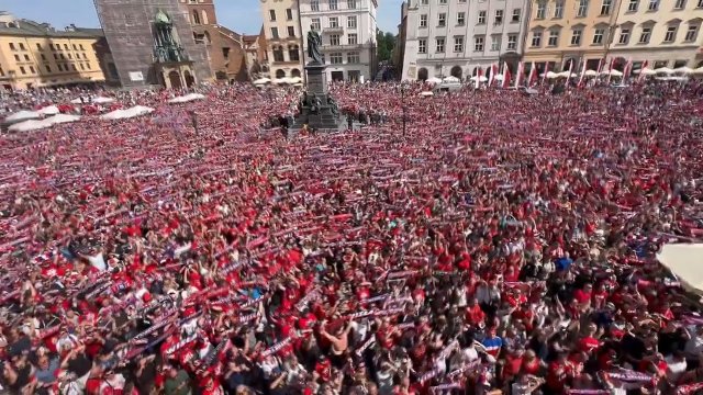 Dziesiątki tysięcy ludzi wyszło na ulice Krakowa. Tak świętowali kibice Wisły! [WIDEO]