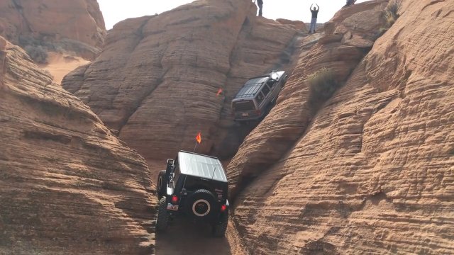 Jeep Cherokee pokonuje ekstremalnie stromy podjazd [WIDEO]