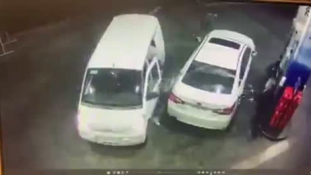 Kierowca tankuje na stacji benzynowej, gdy odwiedza go kilku złodziei