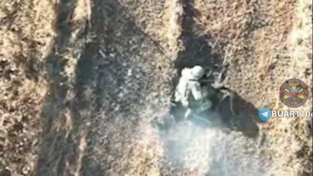 Rosyjski żołnierz trafiony przez drona, po czym sam się dobił ręcznym granatem [WIDEO]