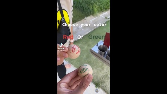 Która piłka dotrze szybciej do mety - czerwona czy zielona?