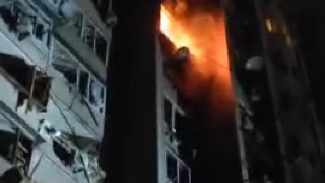W wyniku uderzenia odłamków rakiety w budynek mieszkalny trzy osoby zostały ranne jedna osoba ciężko