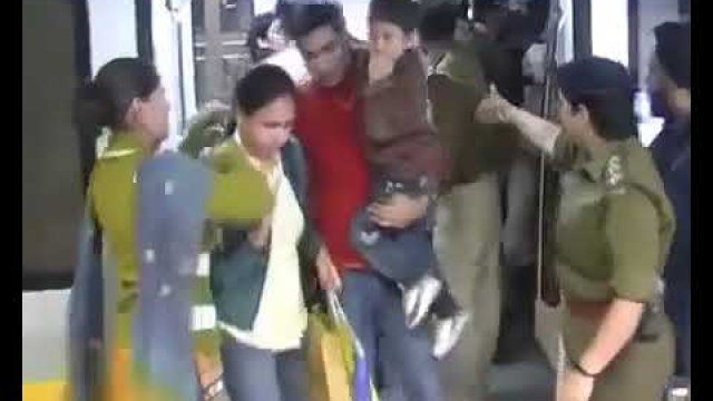 Indie - policja daje z liścia facetom podróżującym w wagonie dla kobiet