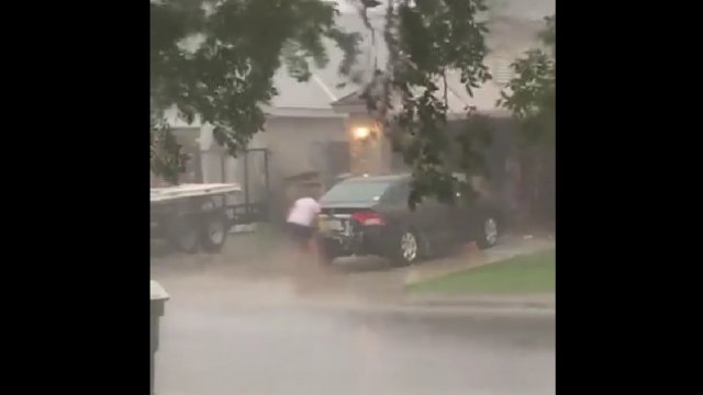 Mył auto w czasie huraganu, aby zaoszczędzić na myjni [WIDEO]