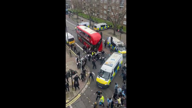 Imigranci z Erytrei uzbrojeni w długie kije zaatakowali policję w Londynie.