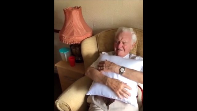 Pracownicy opieki przyłapali staruszka śpiącego obok zdjęcia żony. Postanowili dać mu prezent...