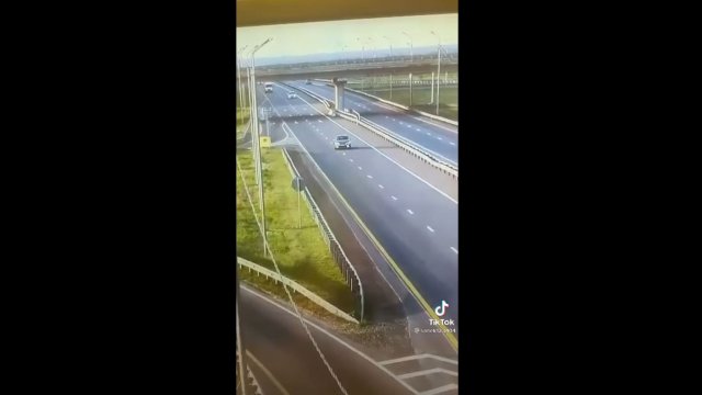 Kierowca cofając na autostradzie powoduje wypadek