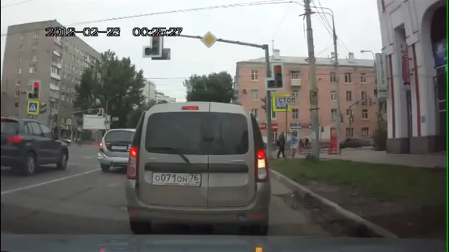 Szalone 30 sekund na rosyjskim skrzyżowaniu [WIDEO]