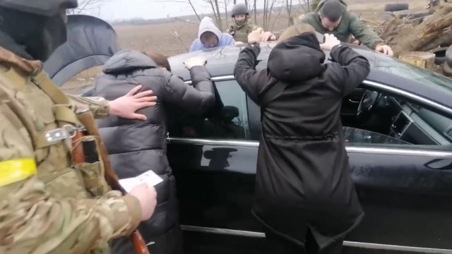 Ukraińscy żołnierze przeszukują samochód, gdy nagle dochodzi do zwrotu akcji