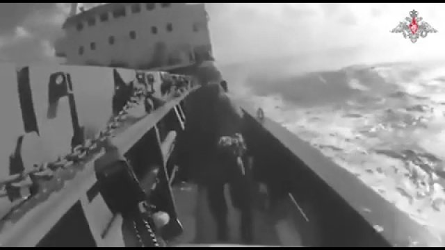 Rosyjscy żołnierze weszli na pokład tureckiego statku towarowego na Morzu Czarnym. Jest nagranie!