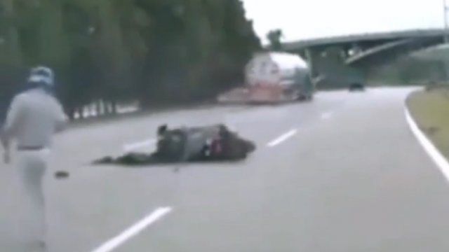 Plandeka z ciężarówki spadła prosto na motocyklistę