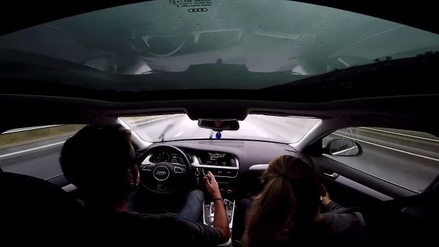 Utrata kontroli nad Audi A4 Quattro na mokrej nawierzchni przy 140 km/h
