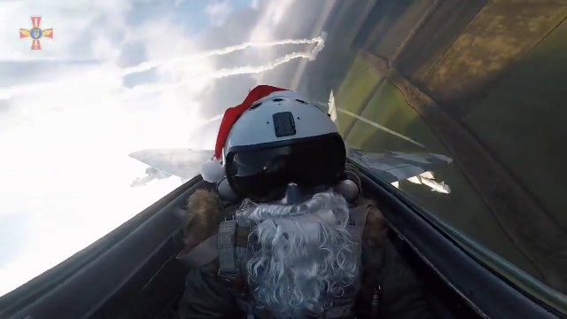 Ukraiński pilot MiG-29 w stroju Świętego Mikołaja strzela rakietami do rosyjskich celów