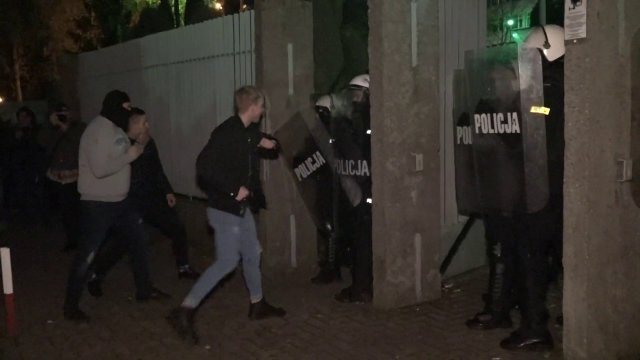 Zamieszki przed komendą w Koninie 17.11.2019. Akcja od 0:35