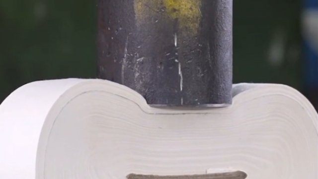 Prasa hydrauliczna kontra rolka papieru