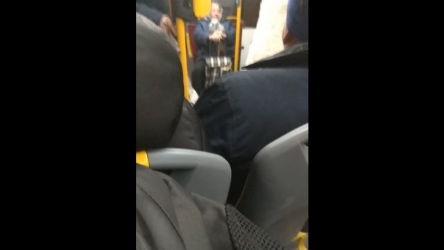 Czy w autobusie wypada rozmawiać przez telefon?