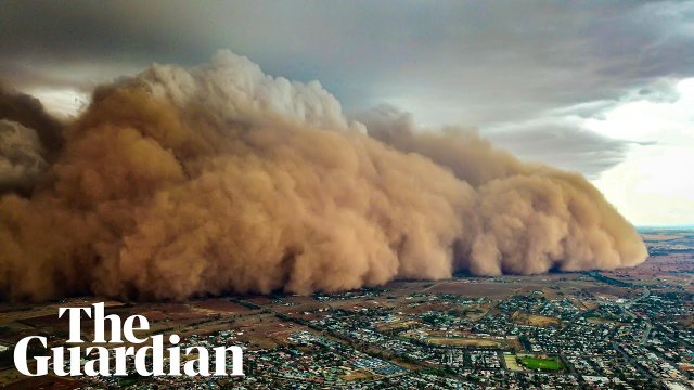 Widok z drona na burzę piaskową w Australii