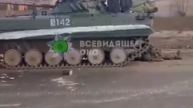 Grupa rosyjskich żołnierzy poległych na BMP