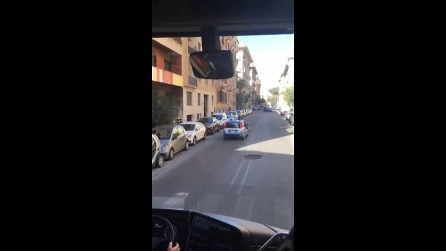 Irlandzka drużyna rugby eskortowana przez policję ulicami Rzymu