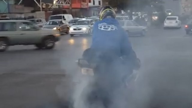Motocyklista sam się szybko ukarał za swoją głupotę