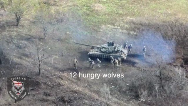 Ukraiński Legion Gruziński najeżdża na rów zajęty przez Rosjan przy wsparciu czołgu