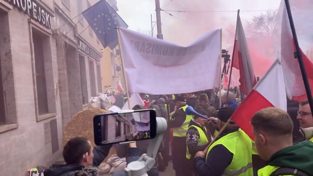 Wrocław areną protestów. Biuro KE i PE obrzucone jajkami przez rolników [WIDEO]