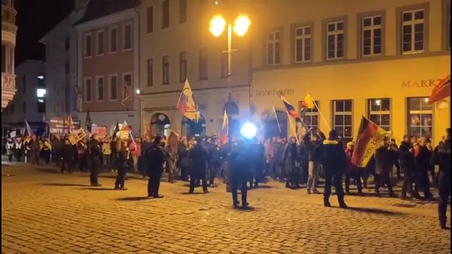 Nazistowska parada w Gera w Niemczech, z mnóstwem rosyjskich flag