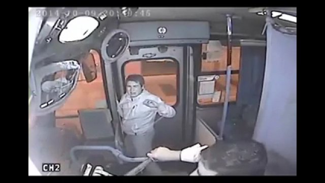 Próbował ukraść torebkę w autobusie. Został dotkliwie ukarany przez kierowcę