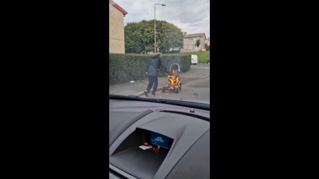 Facet wybrał się na spacer z płonącym wózkiem dziecięcym