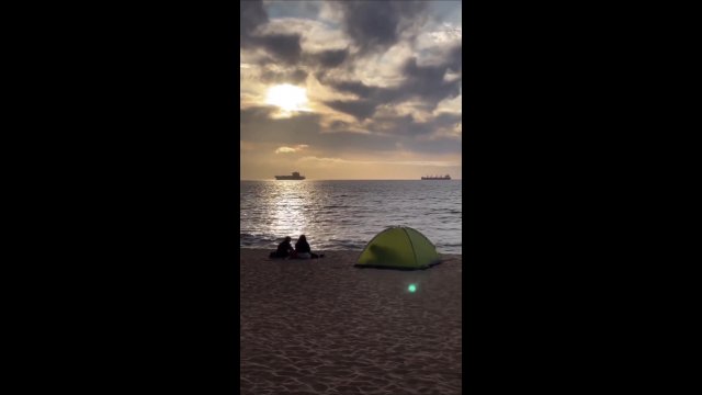 Para rozbiła namiot na plaży i uprawiała w środku seks. Nie wiedzieli, że wszyscy ich widzą