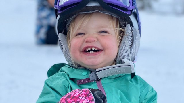 Jednoroczne dziecko Maeve jeździ na snowboardzie...