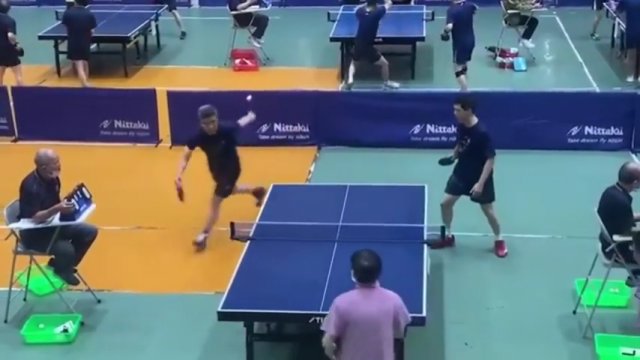 Zaskakujące uderzenie w tenisie stołowym