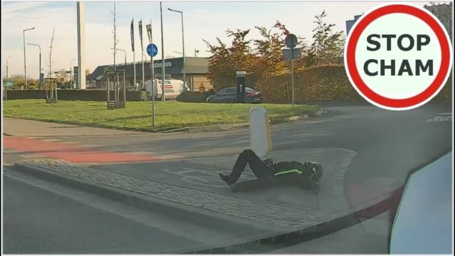 Wymuszenie pierwszeństwa przez kierowce VW i ostre hamowanie - Wypadek motocyklisty we Wrocławiu