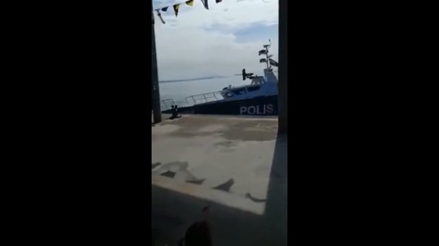 Mistrzowskie parkowanie w wykonaniu policyjnej łódki