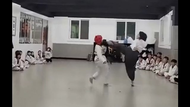 Matka znokautowała swojego syna podczas pojedynek taekwondo [WIDEO]