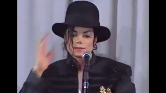 Michael Jackson zdał sobie sprawę, że robią mu zdjęcia za każdym razem, gdy się porusza [WIDEO]