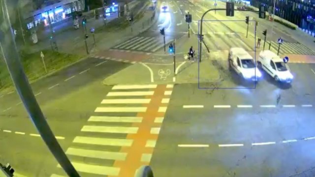 Przerażający wypadek na skrzyżowaniu w Krakowie. Nagranie mrozi w żyłach krew