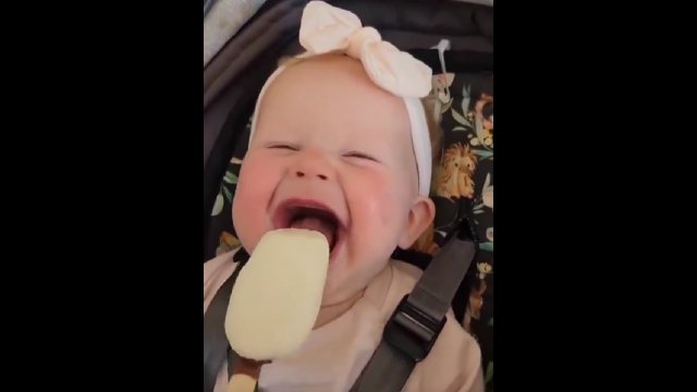 Dziecko je lody po raz pierwszy. Reakcja rozwala na łopatki! [WIDEO]
