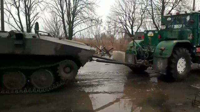 Ukraińcy rolnicy zawijają kolejny rosyjski sprzęt z pola