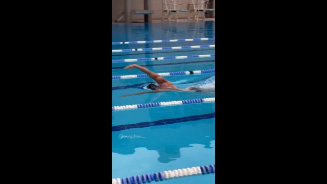 Niesamowita technika pływacka! Ten sportowiec opanował ją do perfekcji [WIDEO]