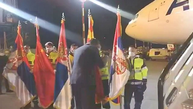 Serbski prezydent całuje chińska flagę w podzięce za sprzęt medyczny