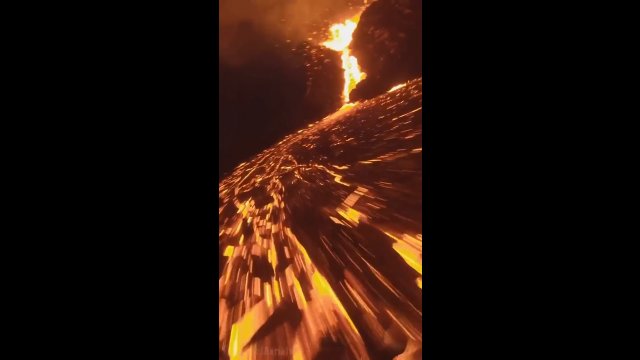Nagranie z drona przedstawiające erupcję wulkanu w nocy (wulkan Fagradalsfjall na Islandii)