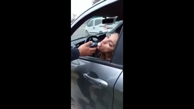 Kobieta oferuje policjantowi łapówkę bez mówienia tego na głos.