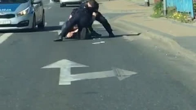 Facet wyrywa policjantom paralizator