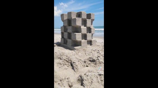 Nietypowy zamek z piasku, który wymagał nie lada precyzji