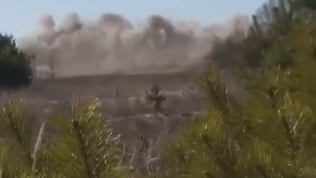 Żołnierze ukraińscy i gruzińscy wysadzają rosyjski konwój
